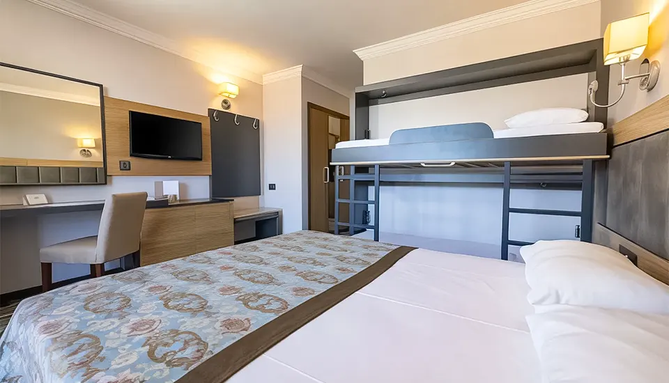 هتل کریستال آئورا بیچ ریزورت اند اسپا